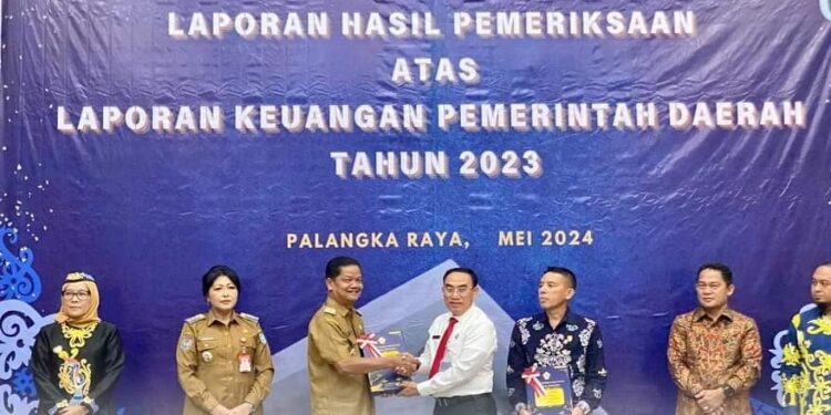 FOTO: PROKOM SERUYAN/MATA KALTENG - Pj Bupati Seruyan, Djainuddin Noor saat menerima LHP BPK RI Perwakilan Kalteng atas LKPD Seruyan tahun anggaran 2023 di Kantor BPK setempat, Senin 27 Mei 2024.