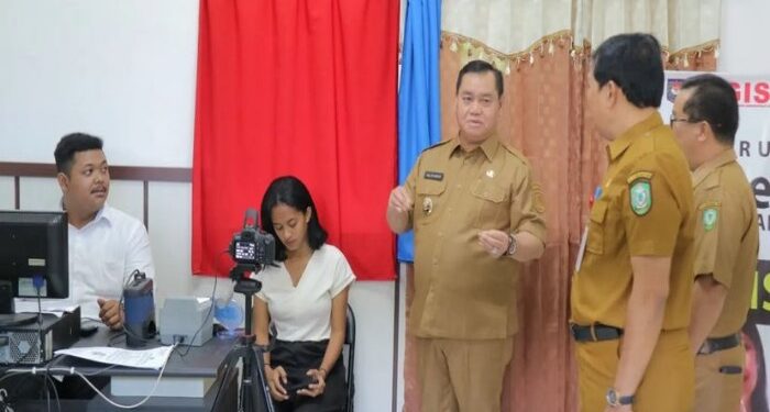 Foto:DOK/MATA KALTENG - Bupati Kotim saat sidak pelayanan publik di Disdukcapil belum lama ini.