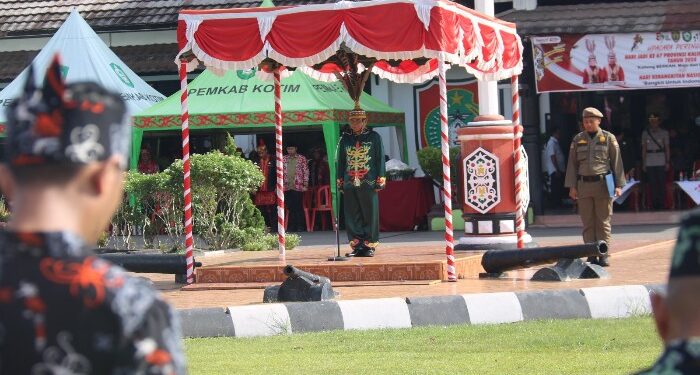 FOTO: IST/MATAKALTENG - Asisten I Setda Kotim, Rihel saat memimpin apel, Senin 26 Mei 2024.