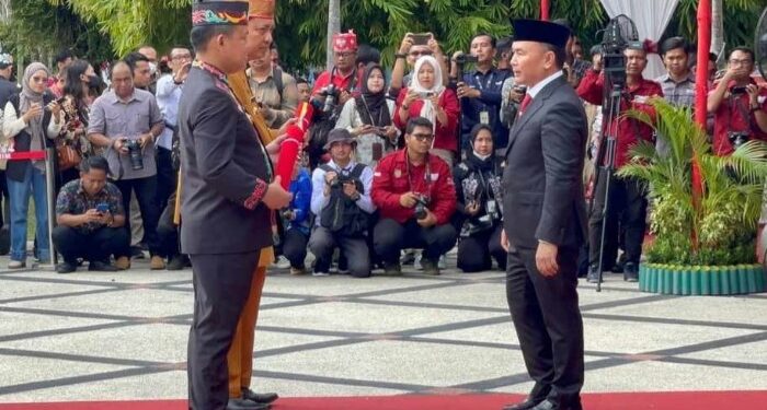 Foto: MATAKALTENG - Gubernur Kalteng saat menyerahkan SK Perpanjangan masa jabatan Pj. Bupati Barsel Deddy Winarwan di halaman Kantor Gubernur Kalteng.