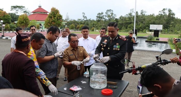 FOTO : HUMAS POLRES/MATA KALTENG - Kapolres Gumas AKBP Theodorus Priyo Santosa bersama Asisten III Letus Guntur, Kasi Pidum Kejari Mosezs Sahat Raguna, dan Kasat Narkoba Iptu Abi Wahyu Prasetyo, memusnahkan barang bukti narkoba jenis sabu, yang dimasukkan ke dalam cairan pembersih, Senin, 27 Mei 2024.
