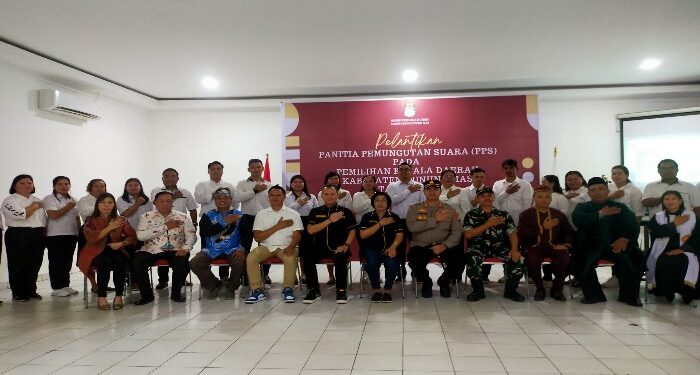 FOTO : KPU GUMAS/MATA KALTENG - Ketua KPU Kabupaten Gumas Elfrinst G Tumon didampingi Ketua KPU Kalteng Sastriadi Bupati Jaya S Monong, Wakil Bupati Efrensia LP Umbing, Kapolres AKBP Theodorus Priyo Santosa, ketika berfoto bersama dengan anggota PPS, usai pelantikan dan pengambilan sumpah janji, di aula kantor KPU setempat, Minggu, 26 Mei 2024.