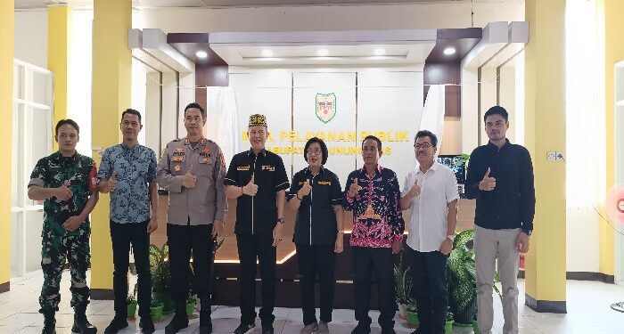 FOTO : DISKOMINFO SANTIK/MATA KALTENG - Bupati Gumas Jaya S Monong, Wakil Bupati Efrensia LP Umbing, dan Kapolres AKBP Theodorus Priyo Santosa, berfoto bersama dengan sejumlah pihak terkait usai pelaksanaan soft launching MPP Kabupaten Gumas, di Pasar Baru Kuala Kurun, Senin, 27 Mei 2024.