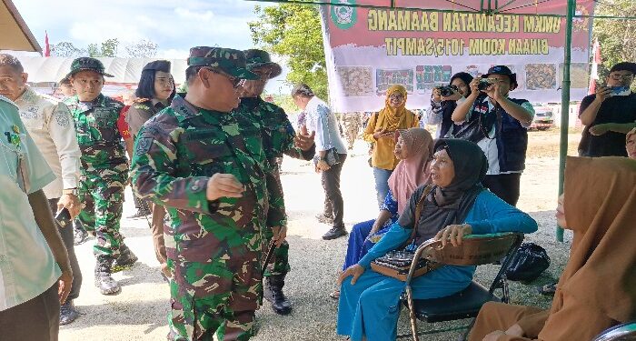 FOTO : DOK DEVIANA/MATAKALTENG - Bupati Kotim Halikinnor (kaca mata hitam) saat berbincang dengan warga di Kelurahan Tanah Mas, beberapa waktu lalu.