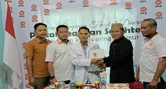 FOTO : DEVIANA/MATAKALTENG - Syamsudin saat mendaftar diri ke PKS, Senin 27 Mei 2024.
