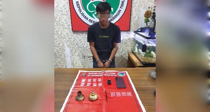 FOTO: IST/MATAKALTENG - AS alias A saat diamankan Polisi bersama barang bukti sabu.
