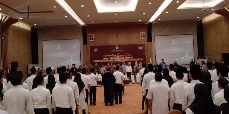 FOTO: IST/MATAKALTENG - KPU Kabuptaen Kobar melantik dan mengambil sumpah 282 anggota PPS se Kabupaten Kobar di Ballroom Britz Hotel Pangkalan Bun, Minggu 26 Mei 2024.