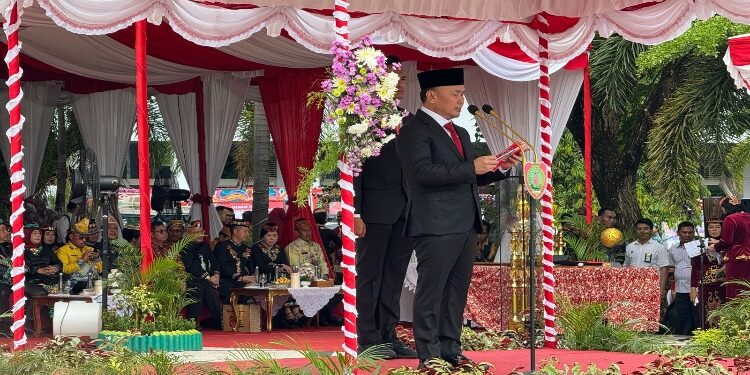 FOTO: OLIVIA/MATAKALTENG - Gubernur Kalteng, H Sugianto Sabran saat menjadi inspektur upacara pada peringatan ke 67 HUT Kalteng di Halaman Kantor Gubernur setempat.
