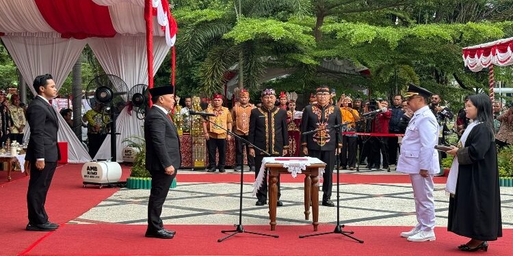FOTO: OLIVIA/MATAKALTENG - Gubernur Kalteng Sugianto Sabran melantik Pj Bupati Gunung Mas, Herson B Aden di Halaman Kantor Gubernur Kalteng.