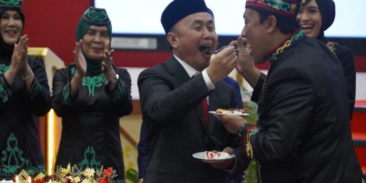 FOTO: OLIVIA/MATAKALTENG - Gubernur Kalteng H Sugianto Sabran saat memberikan kue kepada Wagub Kalteng, H Edy Pratowo pada acara tamah dalam rangka peringatan Hari Jadi ke 67 Provinsi Kalimantan Tengah.