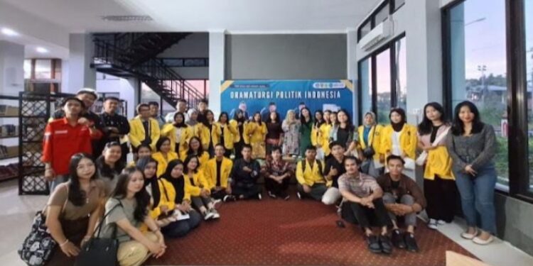 FOTO: IST/MATAKALTENG - Peserta Talk show dan "Bedah Buku Dramaturgi Politik Indonesia".