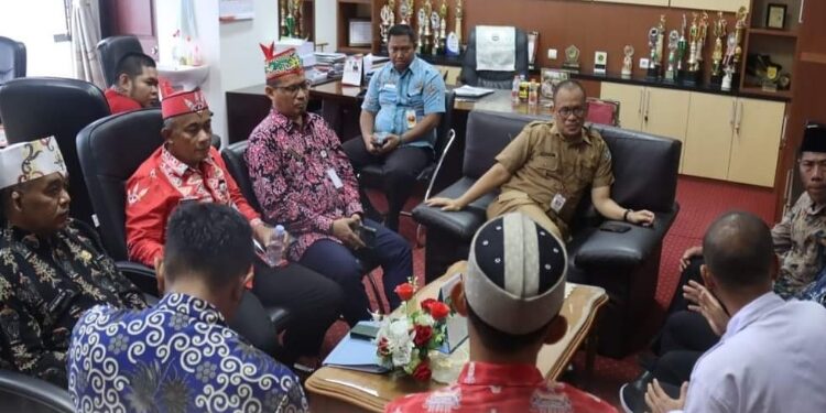 FOTO: PROKOM SERUYAN/MATA KALTENG - Suasana saat kunjungan dari Dekan Fakultas Tarbiyah IAIN Palangka Raya dan disambut oleh Pj Sekda Seruyan, Bahrun Abbas di ruang kerjanya, Selasa 28 Mei 2024. 