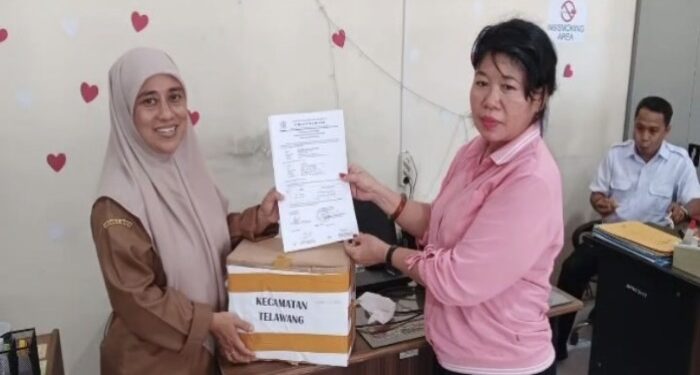 Foto: DISDIK/MATAKALTENG - Penyerahan blangko ijazah jenjang SD oleh Disdik Kotim.