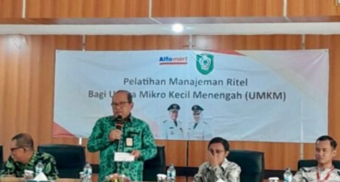 Foto:DOK/MATA KALTENG - Pemerintah Kotim melalui Dinas Koperasi, UKM, Perindustrian dan Perdagangan melaksanakan Pelatihan Manajemen Ritel kepada UMKM bersama Alfamart belum lama ini.