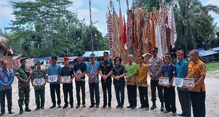 FOTO : DISKOMINFO SANTIK/MATA KALTENG - Bupati Gumas Jaya S Monong didampingi Wakil Bupati Efrensia LP Umbing, dan Kepala Disbudpar Hansli Gonak, saat berfoto bersama dengan panitia tiwah masal di Kelurahan Tampang Tumbang Anjir, Kecamatan Kurun, Minggu, 26 Mei 2024.