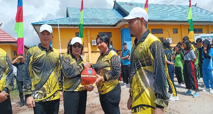FOTO : DISDIKPORA GUMAS/MATA KALTENG - Suasana penyerahan bantuan peralatan olahraga kepada sejumlah pihak terkait, pekan lalu.