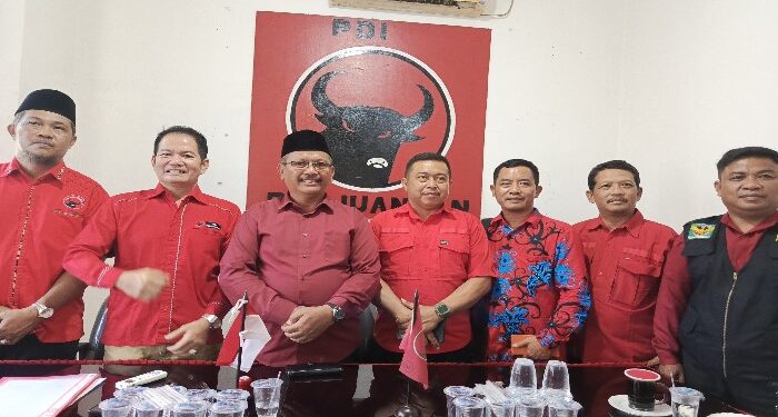 FOTO: MATAKALTENG - Camat Parenggean Siyono mendaftarkan diri menjadi bakal calon Wakil Bupati ke PDI Perjuangan Kotawaringin Timur, Selasa, 28 Mei 2024.