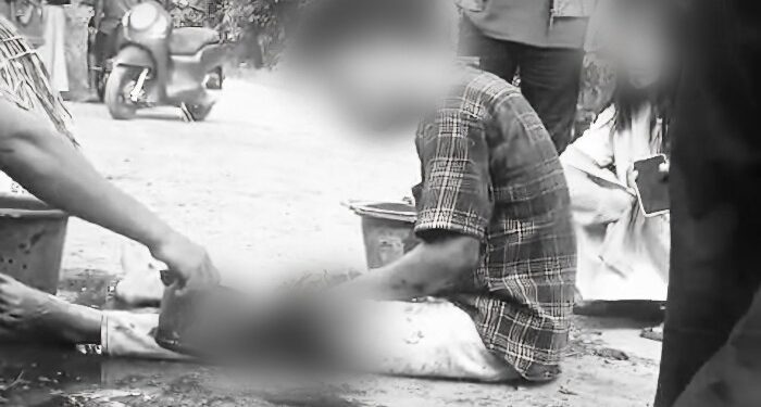 FOTO: IST/MATAKALTENG - Salah seorang menantu yang terlibat duel dengan Mertua saat dibantu warga untuk membersihkan luka terkena Sajam.