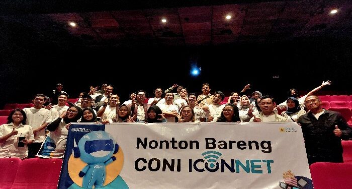 FOTO: RZL/MATAKALTENG - Jajaran PT PLN Icon Plus Kalteng, pada saat foto bersama usai nonton bareng CONI dan pelanggan di Cinema XXI Palangka Raya Mall.