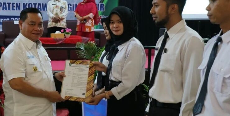 Bupati Kotawaringin Timur, Halikinnor saat menyerahkan SK pengangkatan P3K beberapa waktu lalu.