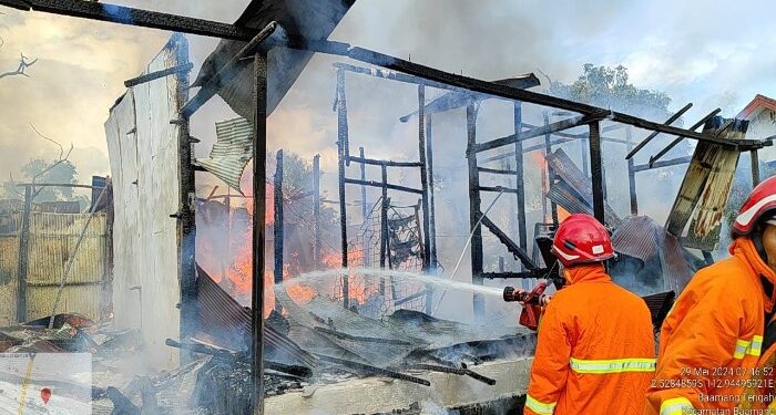 FOTO : IST/MATAKALTENG - Petugas saat memadamkan api, Rabu 28 Mei 2024.