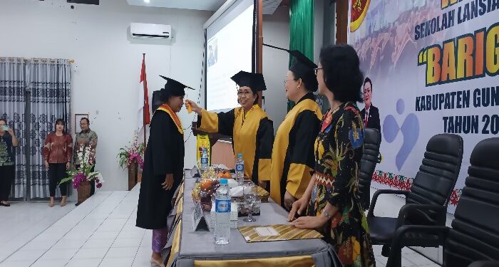 FOTO : DISKOMINFO SANTIK/MATA KALTENG - Wakil Bupati Gumas Efrensia LP Umbing didampingi Kepala Perwakilan BKKBN Provinsi Kalteng Jeanny Yola Winokan, Kepala DP2KBP3A Rina Sari, ketika mewisuda sekolah lansia barigas, di aula kantor bapperida setempat, Senin, 27 Mei 2024 malam.