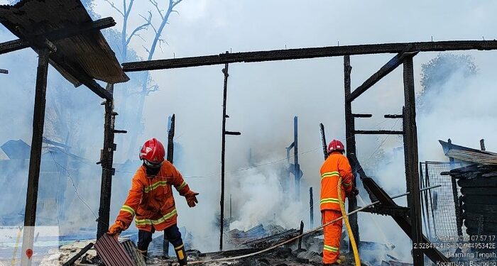FOTO: MATAKALTENG - Petugas saat memadamkan api, Rabu 29 Mei 2024.