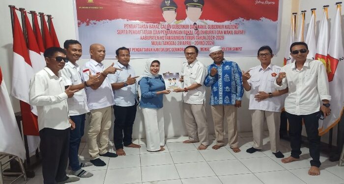 FOTO : DEVIANA/MATAKALTENG - Supriatin Rambat saat mendaftar ke DPC Partai Gerindra, Rabu 29 Mei 2024.