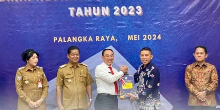 FOTO: PROKOM SERUYAN/MATA KALTENG - Wakil Ketua II DPRD Seruyan, M. Aswin saat menerima LHP BPK RI Perwakilan Kalteng atas LKPD Seruyan tahun anggaran 2023 di Kantor BPK setempat beberapa waktu lalu.