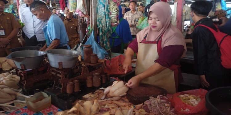FOTO: ALDI/MATA KALTENG - Seorang penjual ayam yang ada di Pasar Saik Kuala Pembuang.