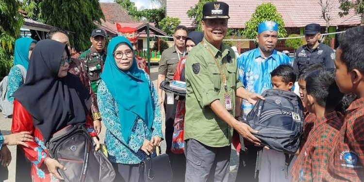 FOTO: PROKOM SERUYAN/MATA KALTENG - Pj Bupati Seruyan, Djainuddin Noor saat menyerahkan bantuan untuk siswa siswi kurang mampu tingkat SD yang berada di wilayah Kelurahan KP I, Kamis 30 Mei 2024.