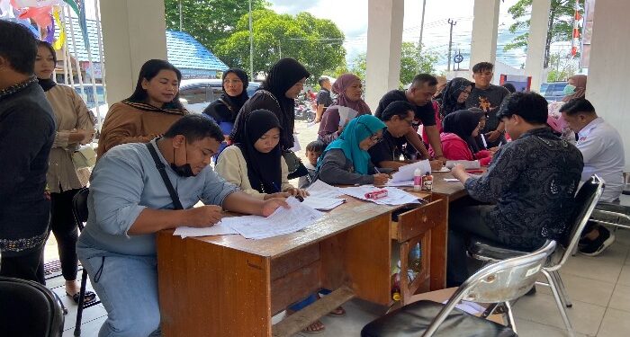 Foto: DIAN/MATA KALTENG - Pengambilan kupon jalan sehat Pilkada di KPU Kotim, 30 Mei 2024.