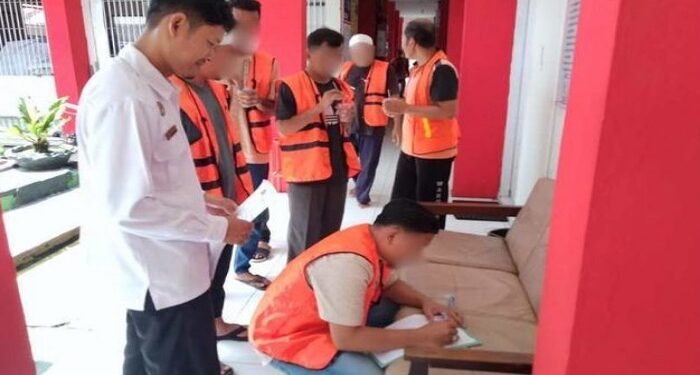 Foto: LAPAS/MATA KALTENG - Tes urine warga binaan di Lapas Sampit.
