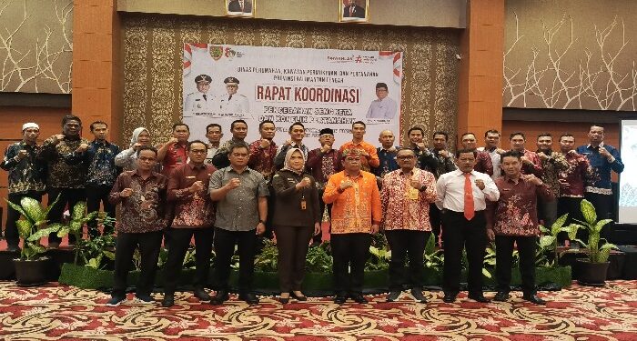 FOTO : DEVIANA/MATAKALTENG - Rihel bersama peserta rapat koordinasi pencegahan sengketa dan konflik pertanahan di Kotim tahun 2024, Kamis 30 Mei 2024.