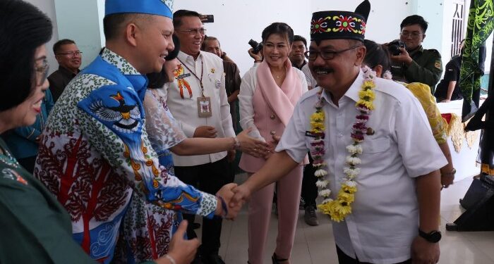 FOTO : DISKOMINFO SANTIK/MATA KALTENG - Pj Bupati Gumas Hersen B Aden bersalakan dengan Bupati dan Wakil Bupati Gumas periode 2019-2024, pada kegiatan pisah sambut, di GPU Damang Batu, Rabu, 29 Mei 2024.