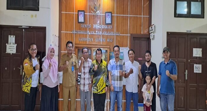FOTO : HUMAS KONI/MATA KALTENG - Ketua Harian KONI Kabupaten Gumas Hendra Toendan, didampingi Sekretaris KONI Beben Martinus berfoto bersama dengan Ketua Percasi masa bakti 2024-2028 Aprianto dan jajaran pengurus, usai pelaksanaan musdalub, Selasa, 28 Mei 2024.