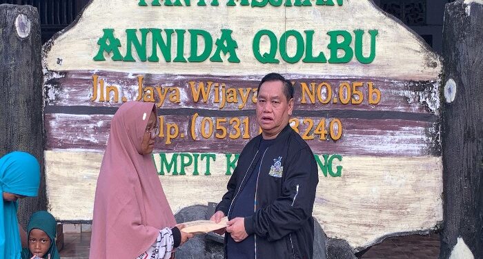 FOTO: DEVIANA/MATAKALTENG - Bupati Kotim Halikinnor saat menyerahkan bantuan, Kamis 30 Mei 2024.