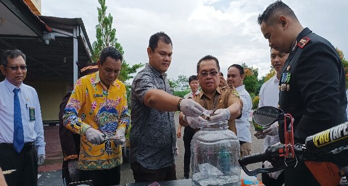 FOTO : IST/MATA KALTENG - Suasana pemusnahan barang bukti narkoba jenis sabu, yang merupakan hasil dari penangkapan selama Bulan Februari hingga Mei 2024, belum lama ini.