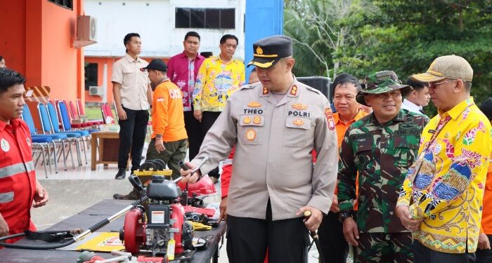 FOTO : HUMAS POLRES GUMAS/MATA KALTENG - Kapolres Gumas AKBP Theodorus Priyo Santosa bees Sekda Richard, Pabung Kodim 1016/Plk Letkol Inf Maksun Abadi, ketika mengecek peralatan dalam rangka antisipasi bencana alam, di halaman kantor BPBD, Jumat, 31 Mei 2024.