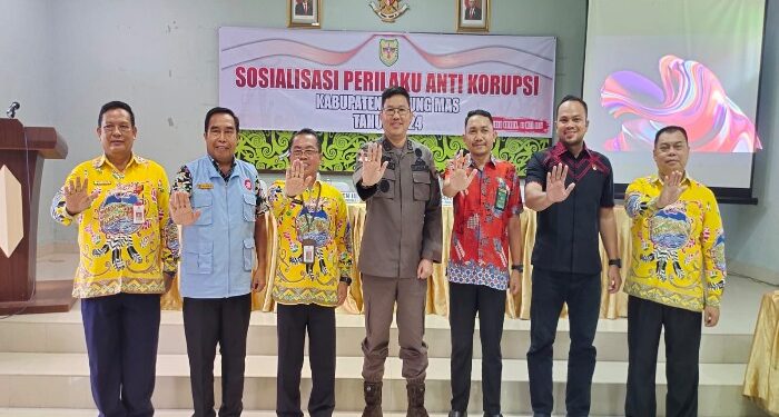 FOTO : DISKOMINFO SANTIK/MATA KALTENG - Pj Bupati Gumas Herson B Aden yang diwakili oleh Asisten III Gumas Letus Guntur, didampingi Kajari Sahroni dan Kepala Inspektorat Dihel, saat berfoto bersama dengan para peserta sosialisasi perilaku anti korupsi, di aula Hotel Zepanya, Jumat, 31 Mei 2024.