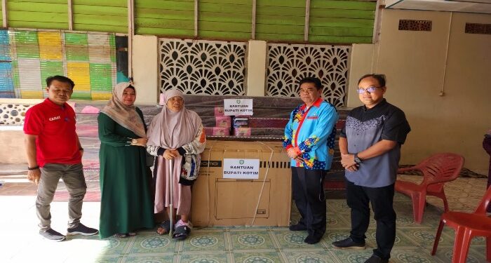 FOTO : IST/MATAKALTENG - Asisten 1 Rihel didampingi Kabag Kesra saat menyerahkan bantuan ke Panti Asuhan Annida Qolbu, Jumat 31 Mei 2024.