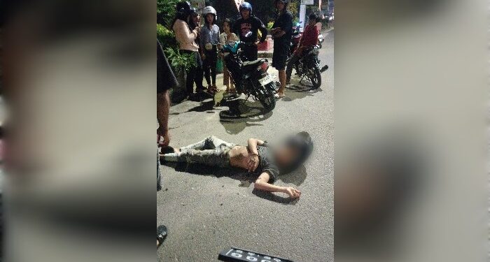 FOTO: AGUS/MATA KALTENG - Pengendara motor terkapar usai menghantam trotoar diduga karena mabuk. Kamis, 30 Mei 2024.