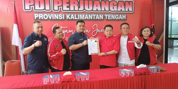 FOTO: RZL/MATAKALTENG - Evan Rahman (tiga dari kiri), pada saat menyerahkan berkas pendaftaran kepada Bendahara DPD PDI Perjuangan Kalimantan Tengah, Wiyatno (tiga dari kan).