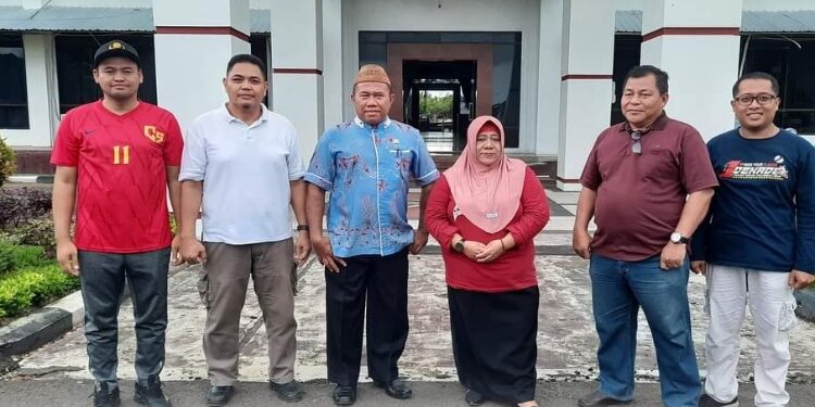 FOTO: PROKOM SERUYAN/MATA KALTENG - Asisten Pemerintah dan Kesejahteraan Rakyat Setda Seruyan, Agus Suharto (tiga dari kiri) saat agenda apel sore sekaligus perpisahan Kabag Kesra yang akan segera purna tugas, kemarin.