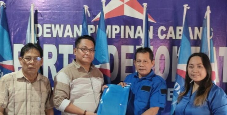 FOTO : IST/MATAKALTENG - Satiano W Sigin saat mendaftarkan diri ke DPC Partai Demokrat Barsel