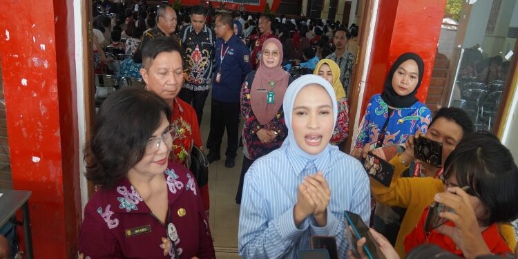 FOTO: IST/MATAKALTENG - Ketua Tim Penggerak PKK Kalteng Ivo Sugianto Sabran memberikan keterangan pers.