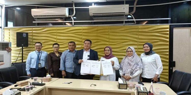 FOTO: IST/MATAKALTENG - Kadis TPHP Kalteng Tandatangani PKS Kartu Tani Berkah dengan Plt. Direktur Utama Bank Kalteng.