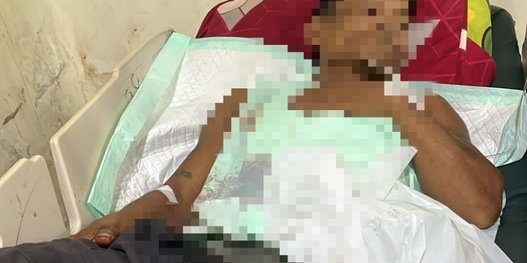 FOTO: IST/MATAKALTENG - Korban penembakan yang terjadi di area perusahaan sawit PT SCC, Kotim saat dirawat tim medis.