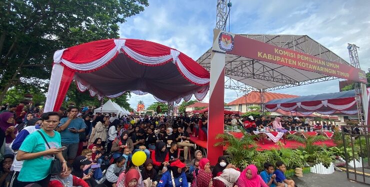 FOTO : DIAN/MATA KALTENG - Jalan sehat KPU Kotim dalam rangka peluncuran maskot Pemilihan Bupati dan Wakil Bupati Kotim, Minggu 2 Juni 2024.