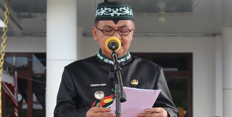 FOTO : DISKOMINFO SANTIK/MATA KALTENG - Pj Bupati Gumas Herson B Aden ketika menjadi memberikan arahan pada peringatan hari lahir pancasila, di halaman kantor bupati setempat, Sabtu, 1 Juni 2024.